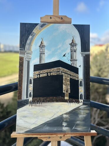 Süni güllər: Kəbə təsvirini əks etdirən rəsm əsəri taxta rəsm altlığı üzərində