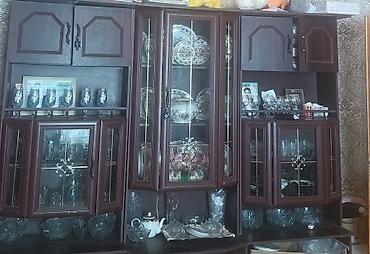 servant dolabı: Qonaq otağı üçün klassik vitrindən ibarət mebel dəsti - Rəng: tünd — 1