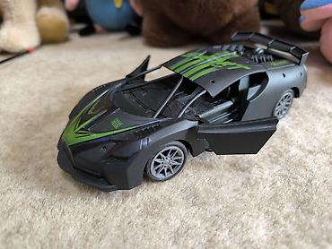 Модели автомобилей: Игрушечный спортивный автомобиль (масштаб примерно 1:32–1:36), цвет — 3