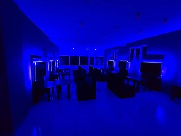 sony plastation 3: PlayStation oyun zalı – rahat lounge və neon dizayn Hazır Biznes — 1