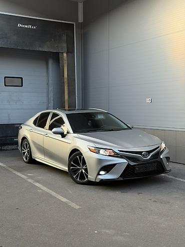 Toyota Camry: 2020 г., 2.5 л, Автомат, Гибрид, Седан