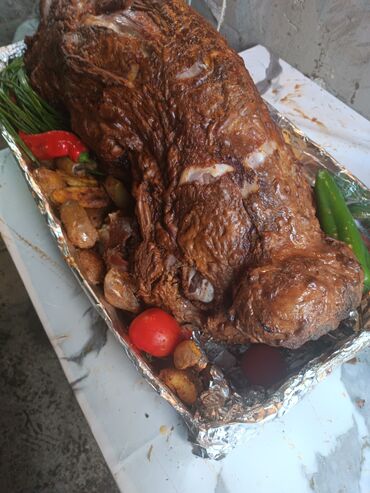 Готовые блюда, кулинария: Целая запеченная тушка (предположительно ягненка/барашка) на большом — 1