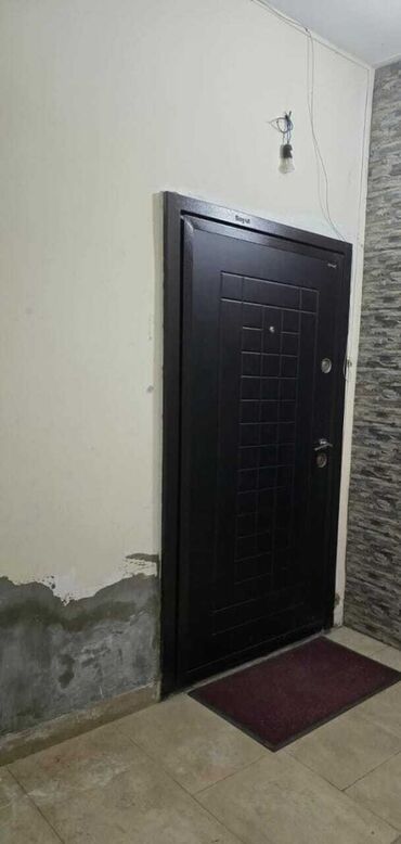 Giriş qapıları: Qara rəngdə, kvadrat dizayn elementləri olan dəmir qapı 160 azn. Ev və