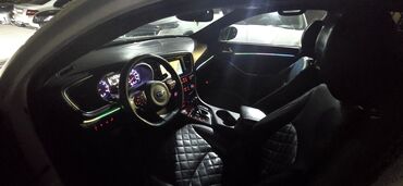 Kia: Kia Optima – ağ rəngli sedan Xarici: - Ağ kuzov, qara panoramik dam - — 5