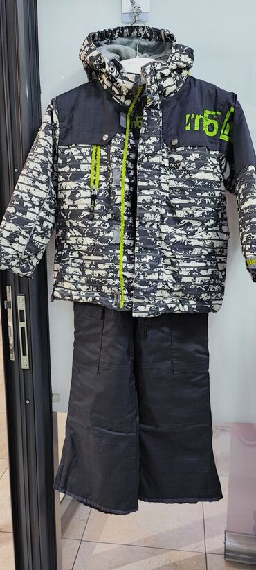Лыжный костюм на 6 лет В отличном состоянии, одевал 2 раза. Куртку