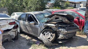 разбитые машины: Honda Civic: 2003 г., 1.7 л, Автомат, Бензин