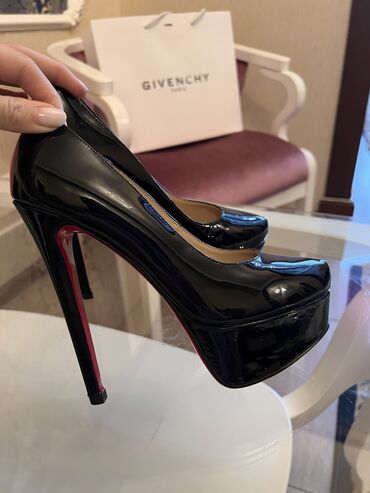 Другая женская обувь: Туфли Louboutin состояние 95% новые