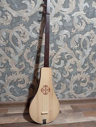 Комуздар: Комуз (кыргызская трехструнная народная лютня) с чехлом. - Корпус — 4