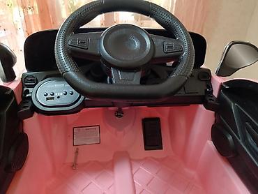 auto na baterije za decu: Dečiji električni automobil – model inspirisan Barbie Audi RS8, roze — 5