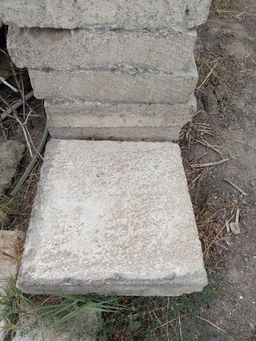 Beton və beton məmulatları: 300 ədəd yerə dosemek üçün bele daşlar var 1 ədəd 70 qəpik hokmelide