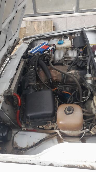 VAZ (LADA): Lada (VAZ) klassik sedan – ağ rəng, 4 qapı, arxaötürücülü. Xarici: - — 4