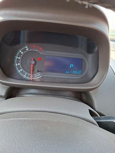 avto oturacaqlar: Ağ rəngli sedan avtomobil satılır. - Kuzov: 4 qapılı sedan, ağ rəng — 10