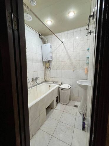 Uzunmüddətli kirayə mənzillər: 9 cu MKR-da Mircəlal küçəsində yerləşən 9 mərtəbəli binanın 5-ci — 17