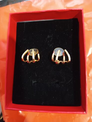 Kəmərlər: Qızılı rəngdə, daşlı qadın sırğası - Model: qulağı qismən qucaqlayan U — 15