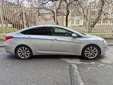 i40: Hyundai i40: 2 l | 2012 il Sedan — 8