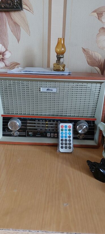 радио узил: Радиоприемник в ретро стиле,читает флешки,микро и обычные
