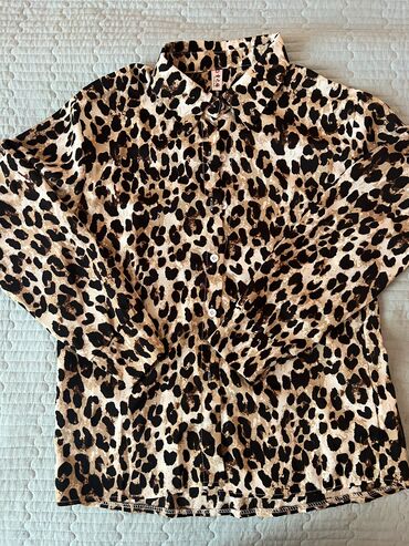 женская рубашка размер м: Блузка, Классическая модель, Атлас, Леопардовый принт