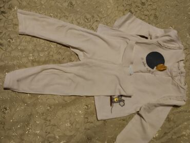 Ziyafət donları: Məhsul paketi: ayaqqabı və geyim 1) Qırmızı idman ayaqqabıları - — 30