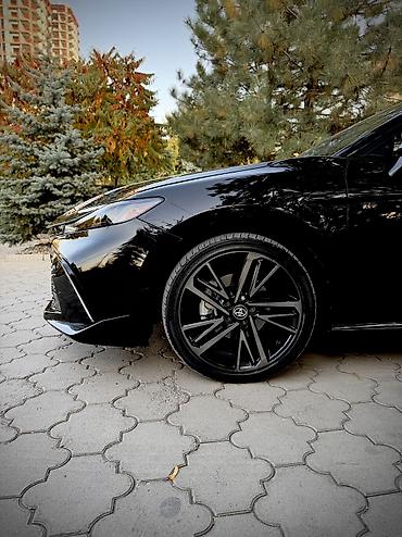 продам дешево: Toyota Camry: 2025 г., 2.5 л, Вариатор, Гибрид, Седан — 7