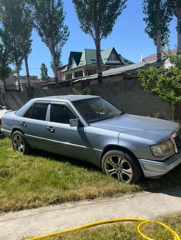 Mercedes-Benz: Автомобиль Mercedes-Benz в кузове седан. Автомобиль выполнен в