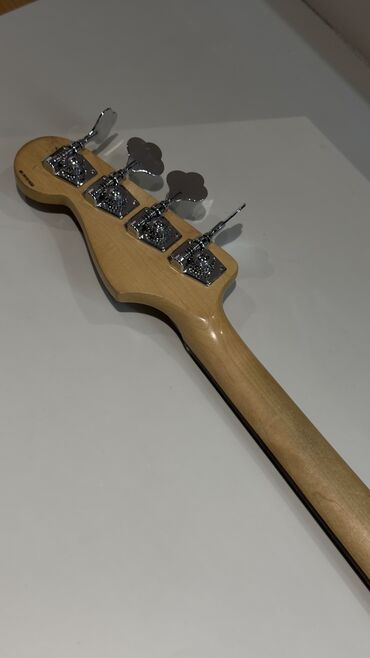 Bas gitaralar: İnvasion brendi Jazz Bass (elektro bass) İki pikap sistemi: 1. Boyun — 8