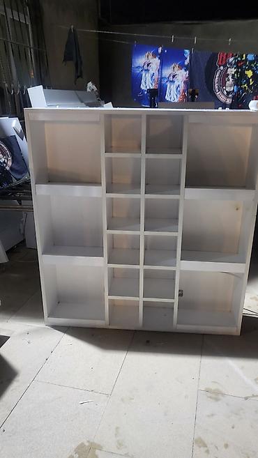 Rəflər: Ağ rəngli çoxbölməli divar rəfi - Material: laminat/taxta tipli panel — 1