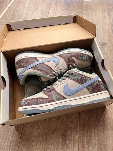 bele patike i odelo: Nike SB Dunk Low