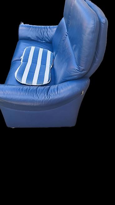 ugaone vitrine forma ideale: Plavi kožni dvosed, plus fotelja koja ima integrisan relaks (recliner) — 1