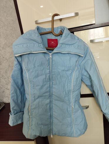 Демисезонные куртки: Продаю 1)осенне-весеннюю подросковую куртку 40-42размер.Синего — 15