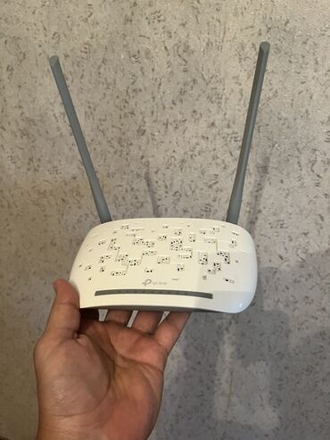 Video oyunlar və konsollar: TP-Link şirkətindən olan ağ rəngli simsiz router. İki ədəd antenası