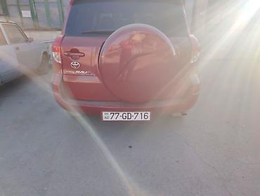 rav 4: Toyota RAV4 – qırmızı gövdə rəngi, arxa qapıda ehtiyat təkər örtüyü — 3