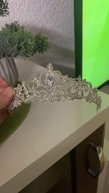 Aksesoari za kosu: Krune sve po 1400din na lalafo.rs — 11 Aksesoari za kosu: Krune sve po 1400din — 11