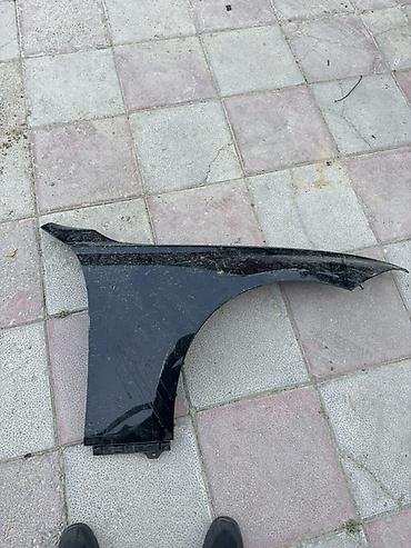 statır: F30 KIRLA. Məhsul: Avtomobil üçün ön sağ qanad (sağ tərəf) Rəng: Qara — 1