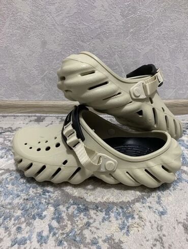 шлепки 39 размер: Эркектердин сандалийи, 40, Crocs, Жаңы, түсү - Саргыч боз