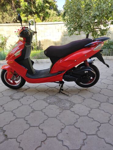 Скутеры: Скутер 50–125 см³ (карбюраторный, вариатор). Яркий красно‑чёрный — 6