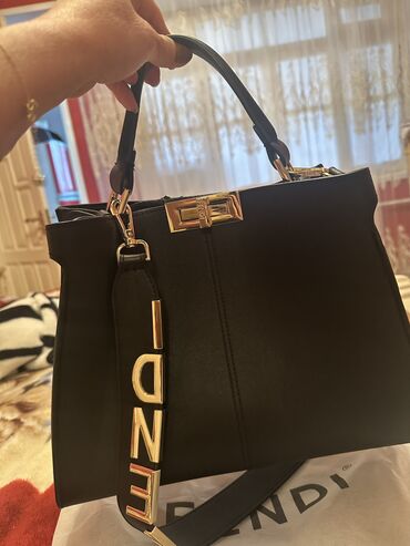 Çantalar: Fendi canta premium klass 2-3 defe istifade etmiwem tezeden secilmir