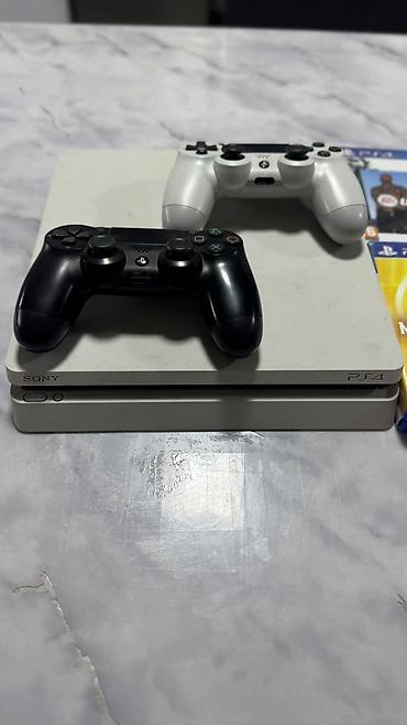 Видеоигры и приставки: PlayStation 4 Slim (белая) + 2 беспроводных геймпада DualShock 4 — 2