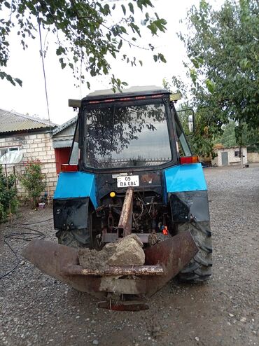 Kənd təssərüfatı avadanlığı: Belarus traktoru (MTZ seriyası) – 4x4 təkərli, kabinalı, mavi rəng