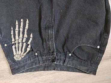одежды на прокат: Продаю чёрные широкие джинсы в стиле streetwear/baggy. На задних — 4