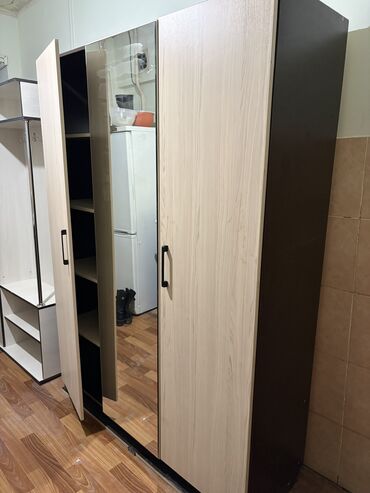 шкаф 3 дверный с зеркалом: Шкаф для одежды, Б/у, Прямой, ЛДСП