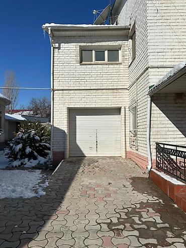 Продажа коттеджей и домов: В самом востребованном районе города Бишкек Продается 2х этажный дом — 3