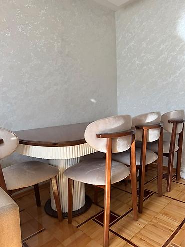 Masa dəsti satılır 850₼. 6 oturcağı var. Açılır. Ünvan
