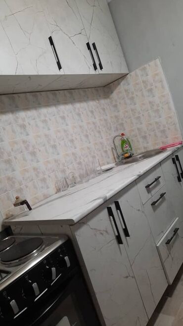 сдам 2 комнатную квартиру без посредников рядом просп. жибек жолу, бишкек: 2 бөлмө, Жаздык, жууркан-төшөк каптары, Кондиционер, Унаа токтотуучу жай