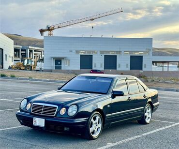 купить мерседес до 5000 долларов: Представлен седан Mercedes-Benz E-Class (W210) темно-синего цвета с