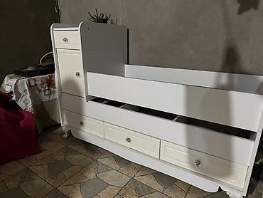 Ağ rəngli uşaq beşiyi və komod-bölməli modul mebel dəsti