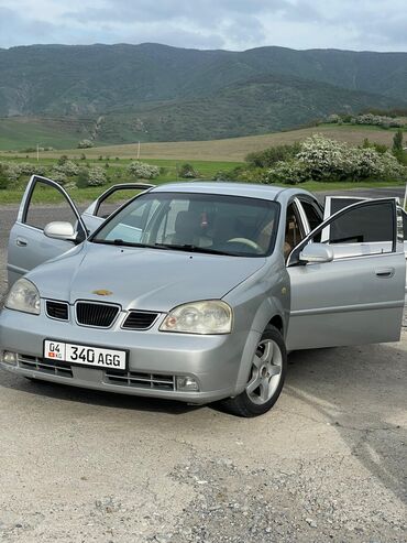 транспорт автомобиль: Chevrolet Lacetti: 2004 г., 1.8 л, Механика, Бензин, Седан