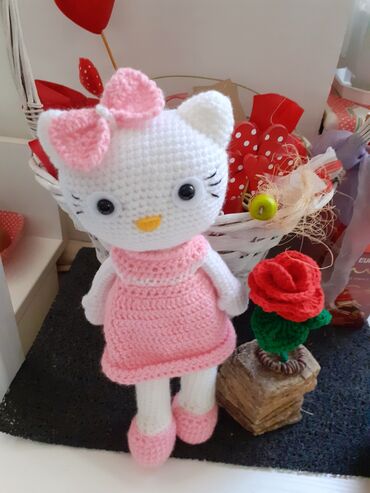 haljine sečene ispod grudi: Lutka po inspiraciji Hello Kitty, izrađena tehnikom heklanja. Lutka je