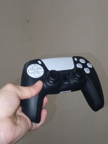 Video oyunlar üçün aksesuarlar: Qara və ağ rənglərdə PlayStation 5 üçün DualSense oyun konsolu