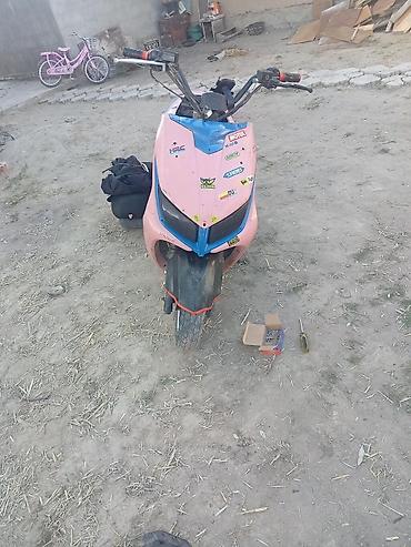 cf moto 300sr: Скутер/мопед городского типа, розово‑синего цвета. Особенности: - — 2