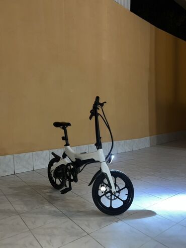 Boyunbağılar: Qatlanan elektrik velosipedi - Kompakt qatlanan korpus: Asanlıqla